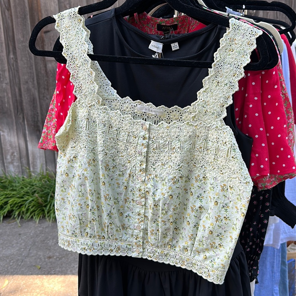 Doen eyelet top